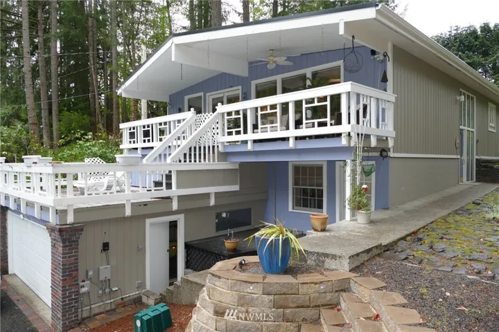 2515 Country Club Road is located in the Olympia Golf & Country Club Community this 3 bedroom, 1.75 bath home offers 2267 sf of charm!