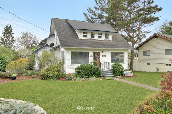 You would never know what all this property has to offer with just on a drive-by view. The street appeal is quite nice and makes the front office area very inviting for a home office, while the back yard is a wonderful playground for all ages.