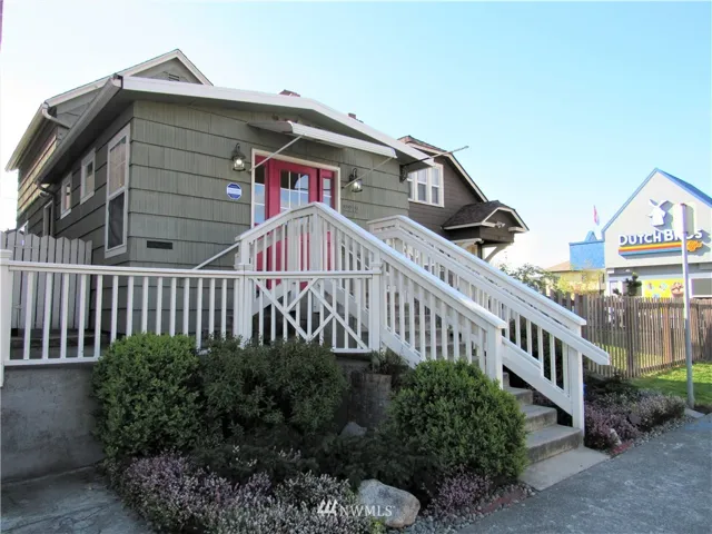 Such a great property on busy Broadway!