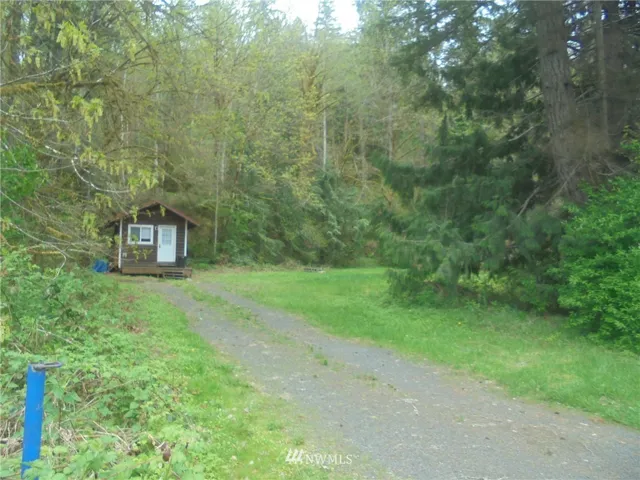Cabin has easy access off Riverdale Dr.