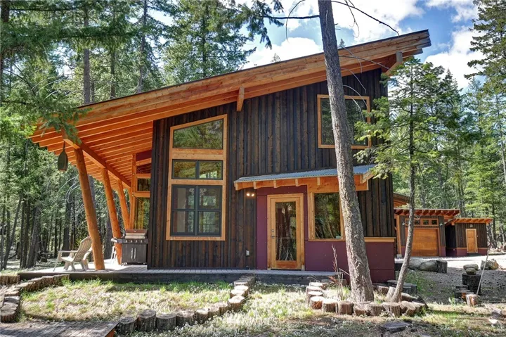 Contemporary Mazama home.