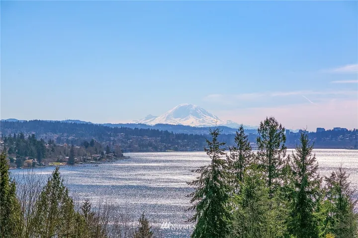 Sensational Southerly views of Lake Washington & Mt. Rainier