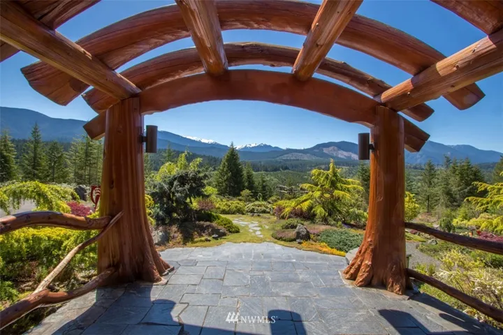Peaceful, magical and awe inspiring beauty every day with the ultimate in privacy.  This gorgeous front entry features four naturally arched “eccentric” logs.  The attached barrel roof has a copper-clad exterior.