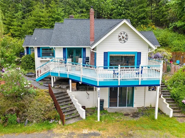 Peaceful wrap around deck to enjoy the view all country living has to offer over your morning coffee!