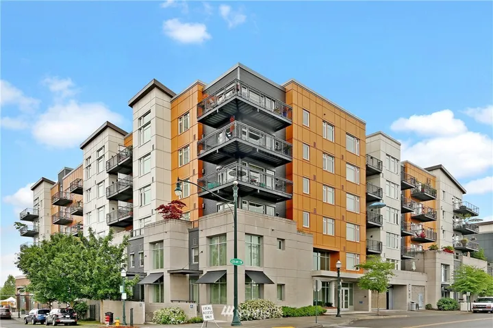 Welcome to Burien Towne Square! This corner unit condo is located in the heart of Old Burien, close to restaurants and shopping.