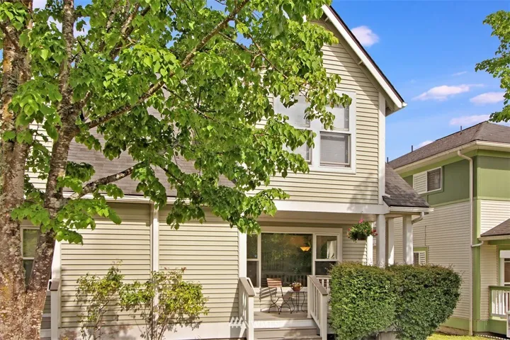 Rowhouse / Townhouse on a quiet street overlooking the community play area and Pea Patch