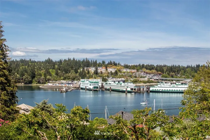 Panoramic views of Eagle Harbor and the ferry docks.