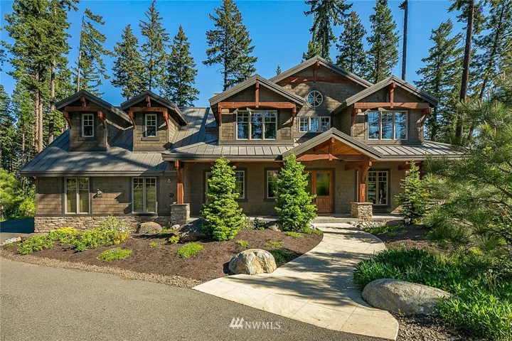 Amazing mountain home near the resort core of Suncadia Resort on a quiet non-trough street.