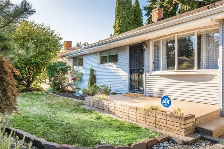 Cute rambler with space to entertain!