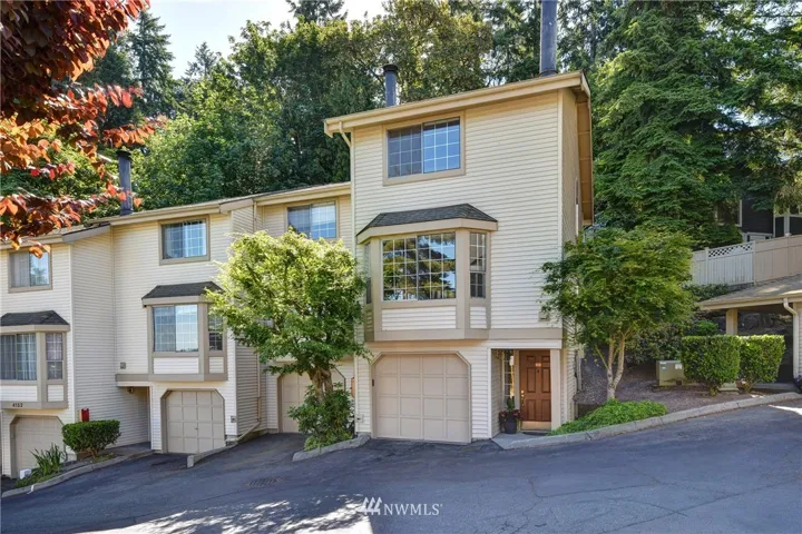 Light and bright end unit with your private garage!