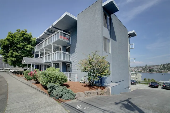 Fantastic location just steps to Fremont, Amazon, restaurants, entertainment!