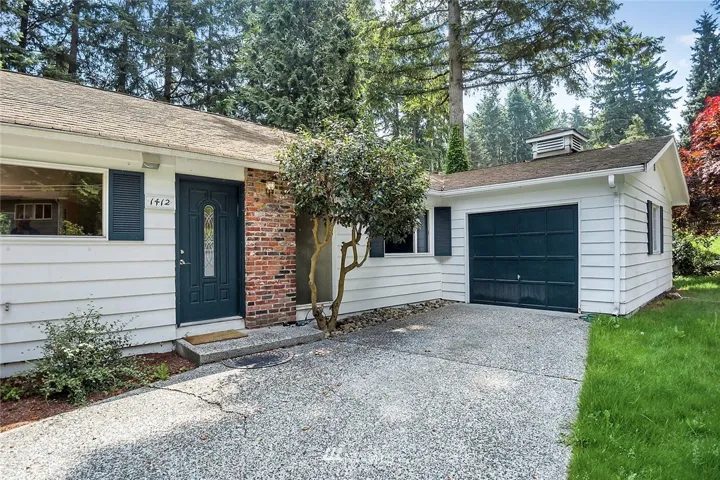 It's a short trip home to this charming mid-century daylight rambler. Located in Lake Hills / Robinswood, living here puts at the heart of some of Bellevue's best parks and outdoor spaces. Plus, it's an easy drive to downtown and beyond.
