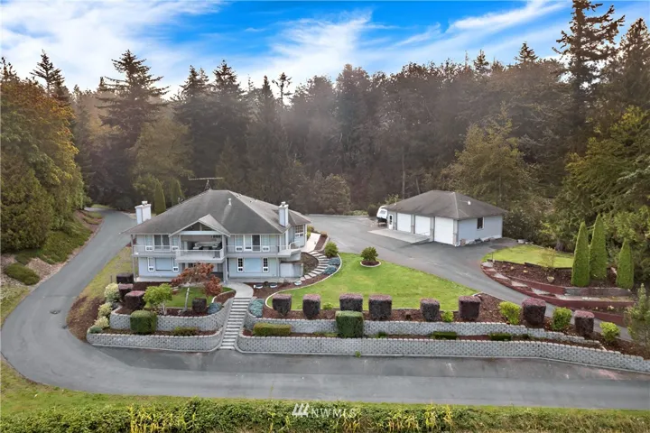 Beautiful Country Estate with territorial views and professional landscapes ~