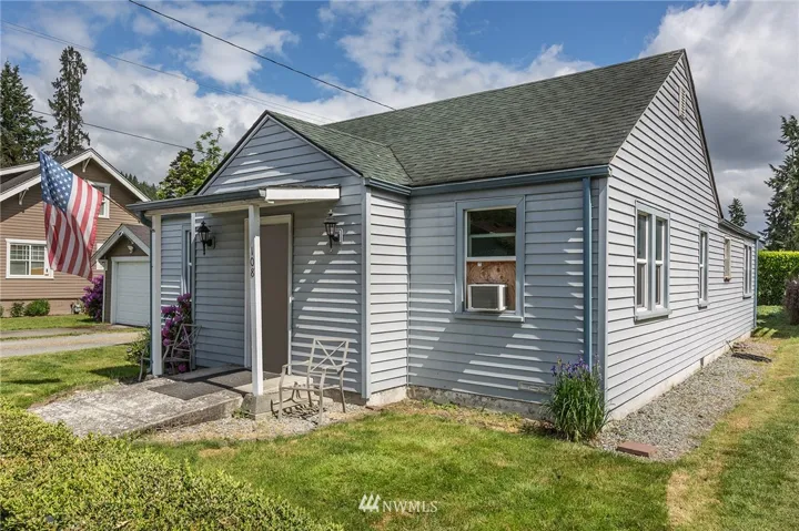 This 1,020 square foot house has 2 bedrooms (another room that could be used as a bedroom), 2 baths. This building can be a residence, a guest house or an event venue.