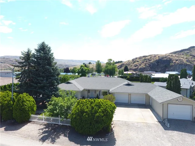 Huge 4 car garage! And privacy from the street.