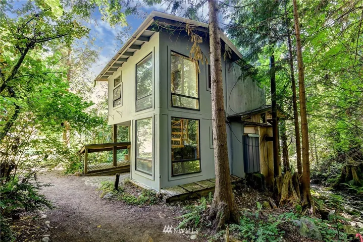 Cabin sits at the edge of the creek bed (dry in summer months) and backs to a pond.