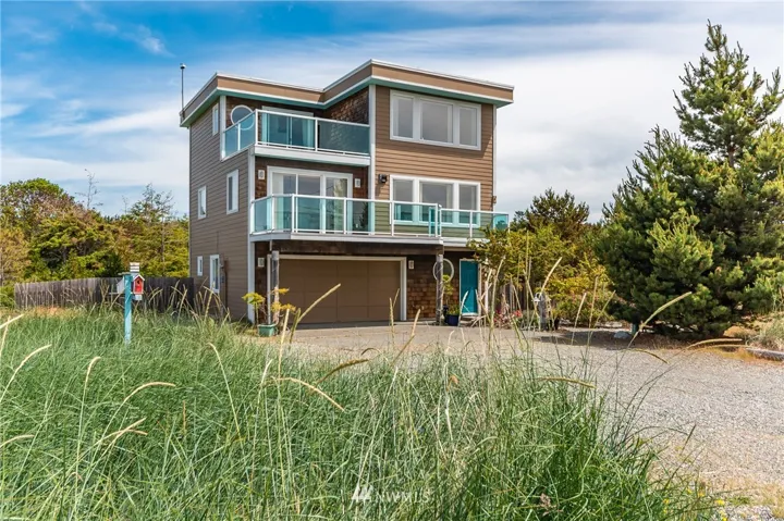 Welcome home to your new beach cabin! West side views from both decks!