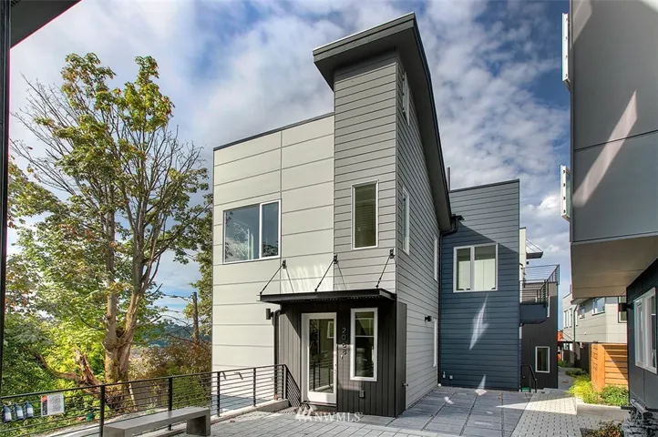 Every layout at Vista is unique and includes 2,3 and 4 bedrooms options. Sitting areas and gardens through the complex encourage neighborly interactions.  2068 has a level entry to the master suite, with the living area 1 flight up.  4 Star Built Green with energy efficient and low maintenance features.