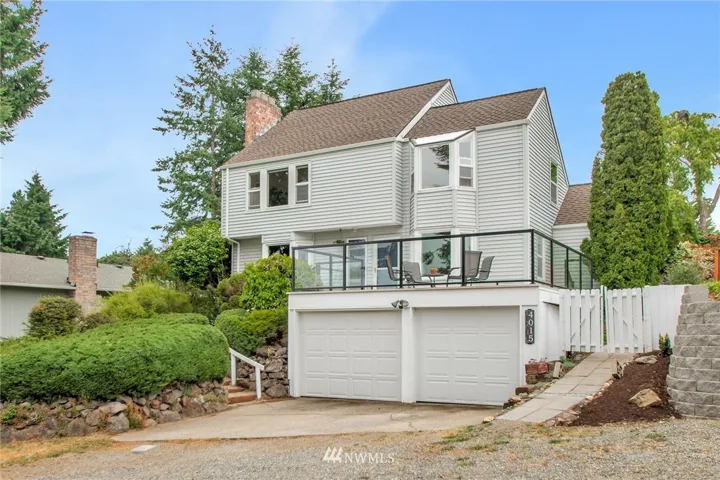 Spacious view home on Soundview Dr in University Place!
