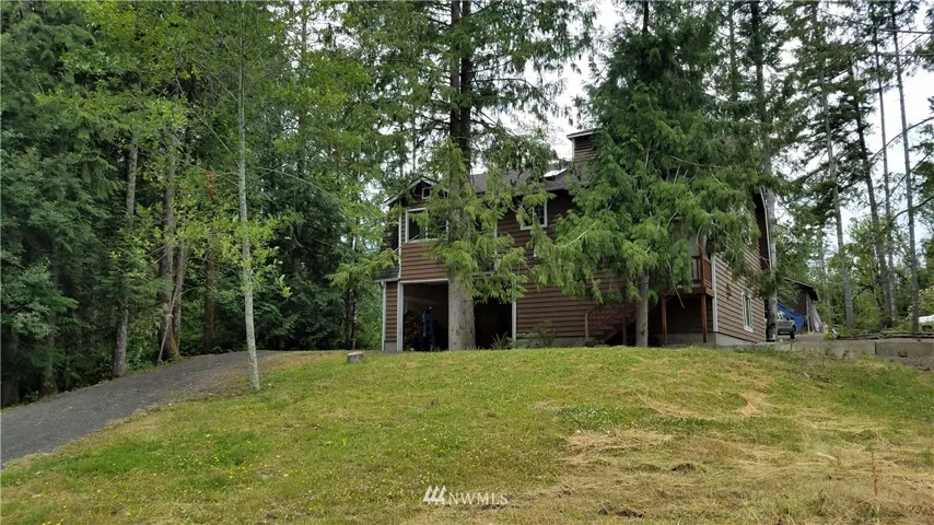 8843 Hunter Point Rd NW - NOTE:  LARGE neighboring home to the right of this home (and just out of site in this photo).