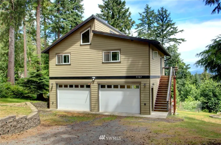 Entry to home off of sleepy Hideaway Lane.