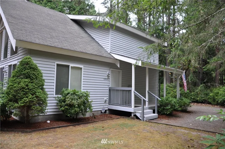Front elevation facing Silver Dr