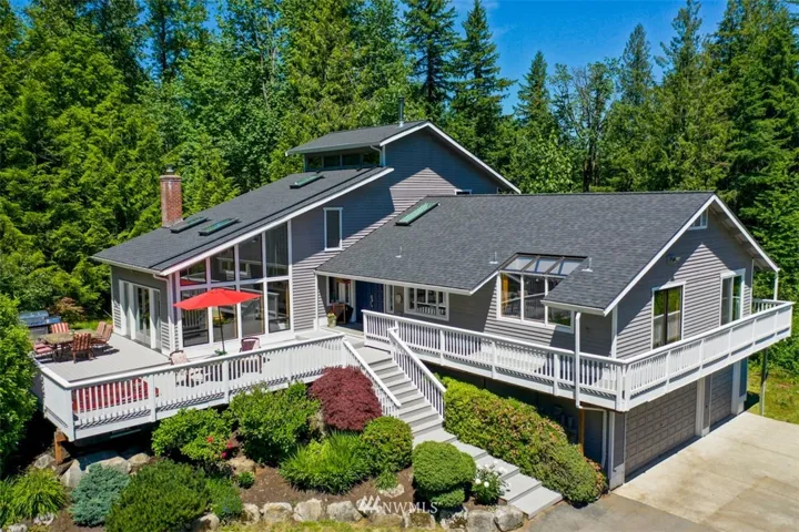 Gorgeous 4 bedroom + den / 2.75 bath sitting on 5+ picturesque acres!