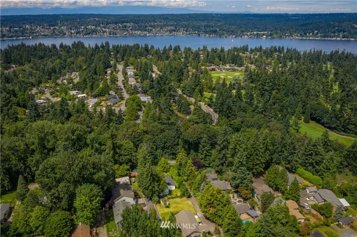 Located just steps away from St. Edwards State Park, Lake WA, Inglewood Golf Club & Kenmore Town Center.