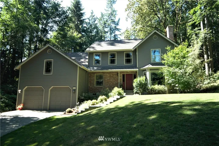 Hollywood Hill charmer on a private 3/4  acre setting in the heart of Woodinville's Wine Country. To many upgrades to list. Come see this outstanding value. Mint Condition ...move in READY !