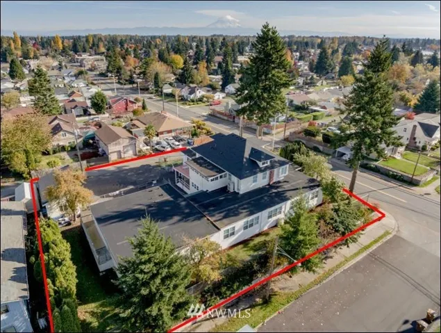 Home has Mt. Rainier and territorial views. Features new roof.