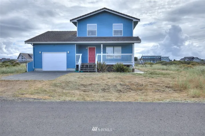 Imagine coming home to this...or coming to vacation in this!  The beach is SO close!