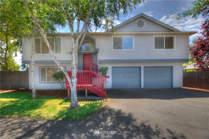 Well maintained split entry, 2 large car garage (620sqft) and a great location. Walk to shopping, transit, schools & much more.