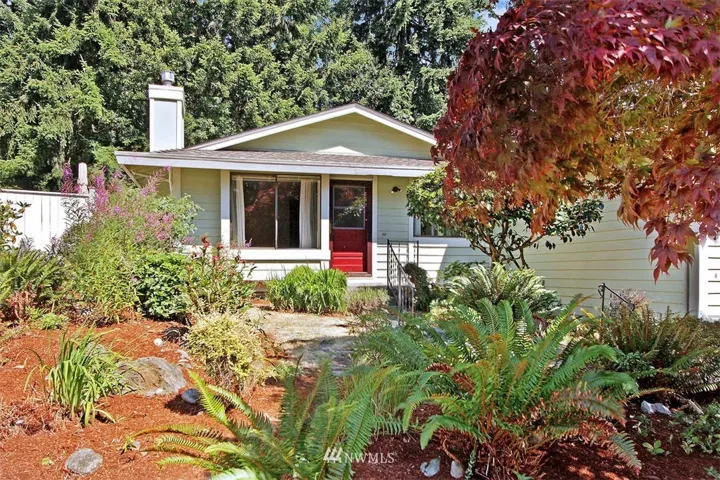 Welcome home to this adorable private home in Huntington Park, the perfect 55+ community! The age requirement can be relaxed to 40+ with board approval.