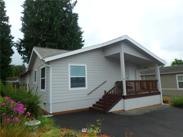 Alpine Ridge East in Lynnwood offers a safer, lower-cost & more convenient location- and is a desirable, quiet community that you'll love.