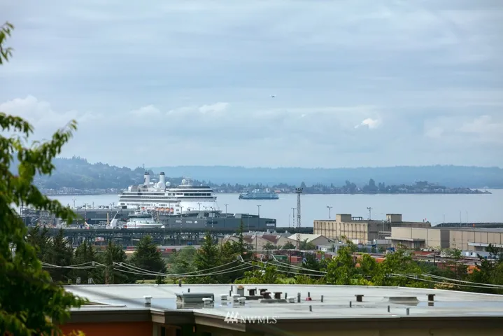 Views from the Main Floor Deck!! Wake up to the ever-changing and always stunning views of Seattle's Elliott Bay! What better way could you possibly start or finish your day? Coffee to rise and Wine to wind down? It's a good life!
