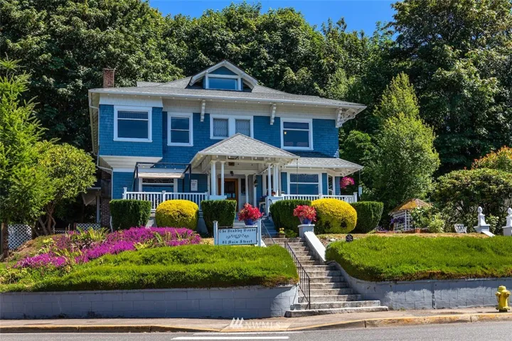 Experience small town living on Main Street Cathlamet. A lovely small town in the boutique county of Wahkiakum on the lower Columbia River. An amazing 1907 Craftsman home that still maintains it's original woodwork, windows and charm.