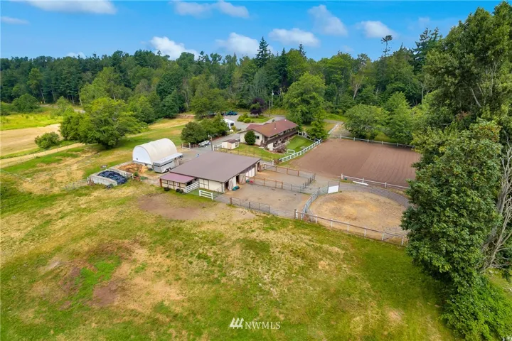 Amazing Equestrian, Hobby Farm set up on a quiet road. Large outdoor hog-fuel arena, paddocks off barn and lots of field.
