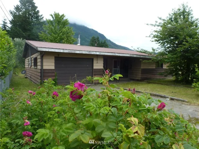 3 bdrm home ~ waiting for your ideas!