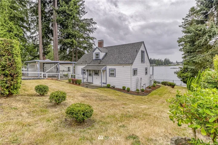 Cute as a bugs ear lakeside cottage on the lake