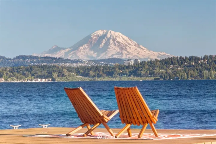 Breathtaking southwesterly views of Mt. Rainier & Lake Washington