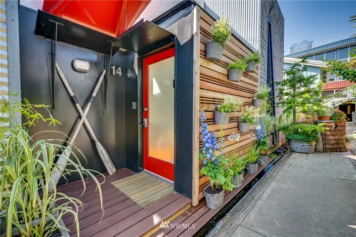 Lee's Mooring is a fabulous condo dock.  It's the only floating home dock located on North Lake Union nestled between Stone Way shops and bustling Fremont.