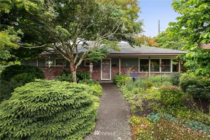 Look at this incredible garden. One level home. Easy access, superb lot.