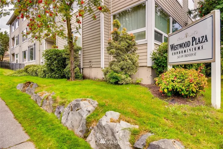 Convenient location: Walk to Target, QFC, Starbucks, schools, and parks!  Public transit close by!