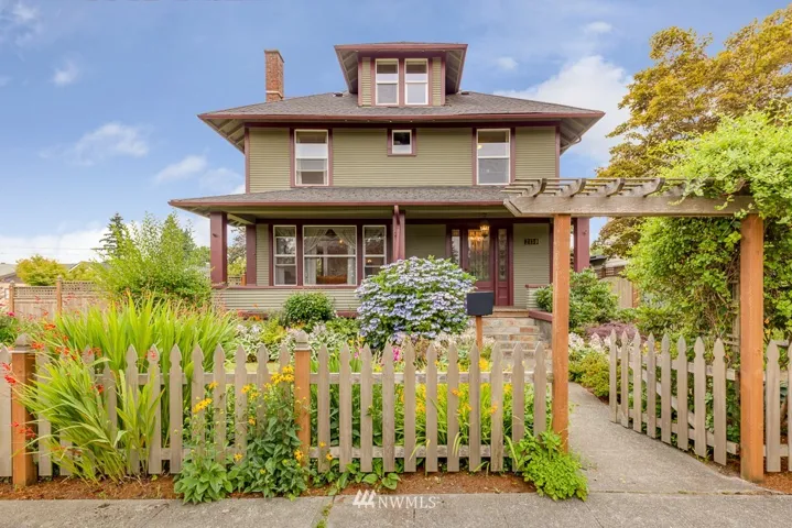Beautiful entry to front yard