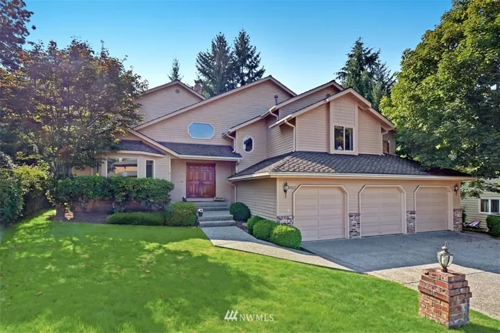 Inglewood Golf Club community.  Three bedrooms + den/office, bonus room, 2 full and 1 half baths,  eat-in kitchen, dining and living room.  2740 ASF, 10,514 ASF lot.  Three car garage, forced air gas heat, central air conditioning, security and sprinkler system.