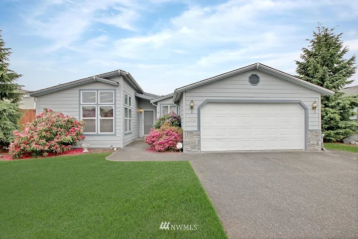 Well maintained home in Parklane Court's 55+ Community.