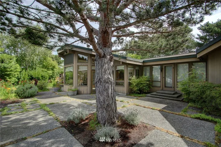 Water side of home, lots of privacy.