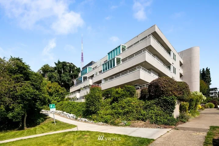 Nestled on the desirable southern side of Queen Anne Hill the Le Parc Condominiums are neighbors to charming  Bhy Kracke Park.