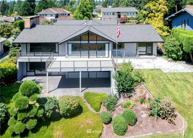 Expansive deck and patio overlooking the 17th & 16th greens and 18th fairway of MVCC.