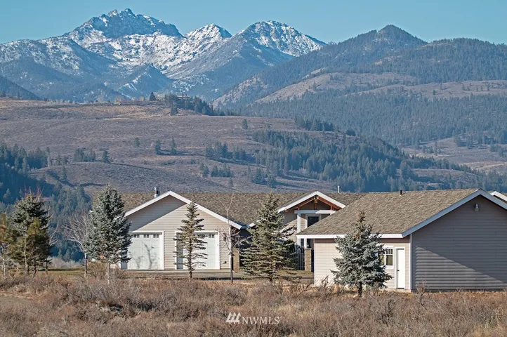 Sited on the edge of a plateau, the home overlooks the Winthrop Trail with the rocky outcrops of Mount Gardner dominating the view.